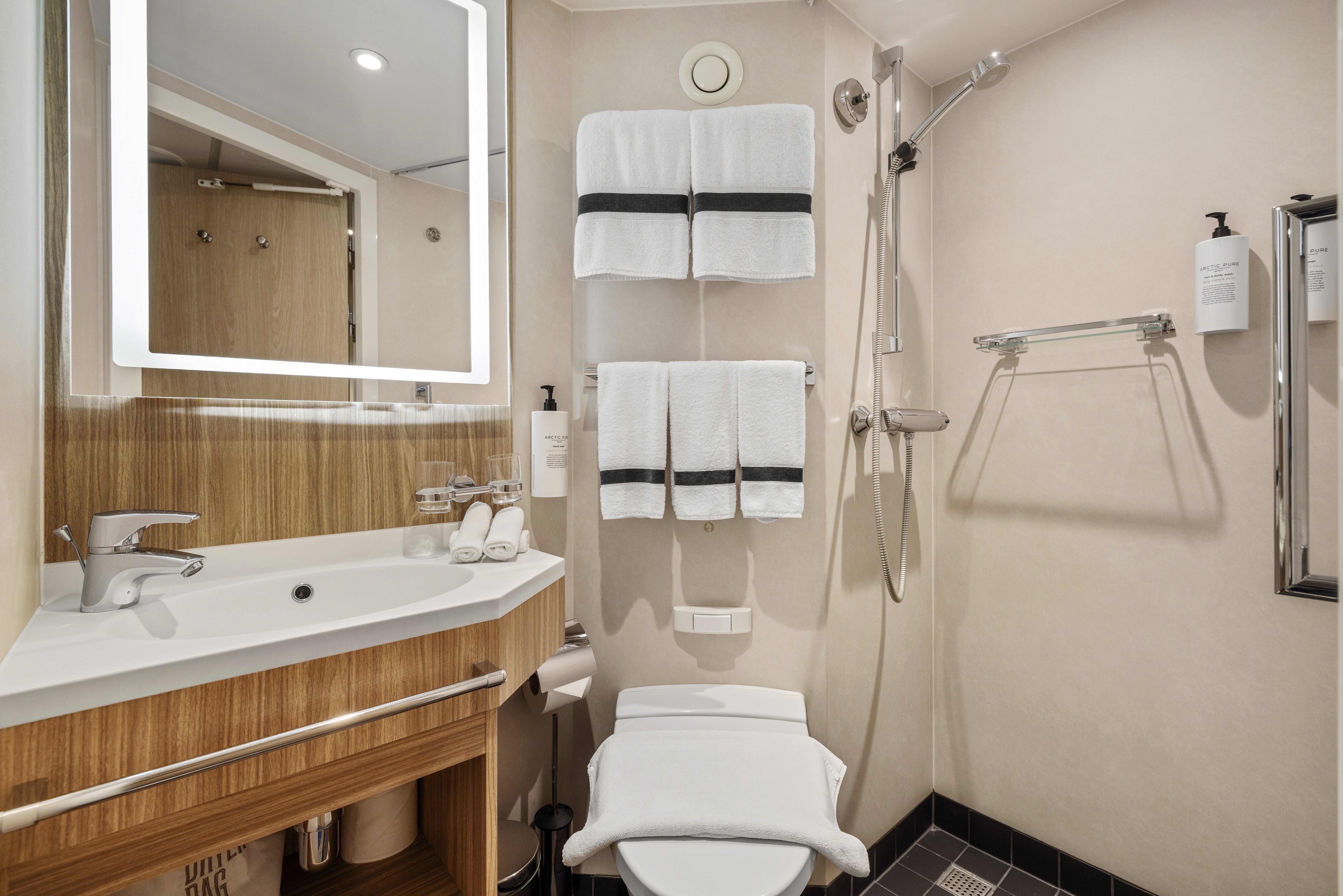 Polar Outside | Middle deck for up to 3 travellers